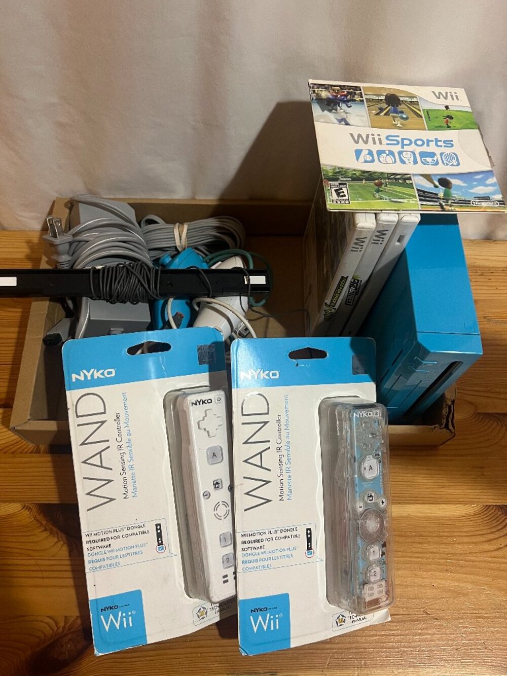 NINTENDO WII VIDEO GAME CONSOLE BLUE RVL-101 Tested Turns On Sensor Bar, 2 Contr